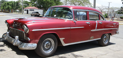 1940-50s American cars abound on Cuban roads
